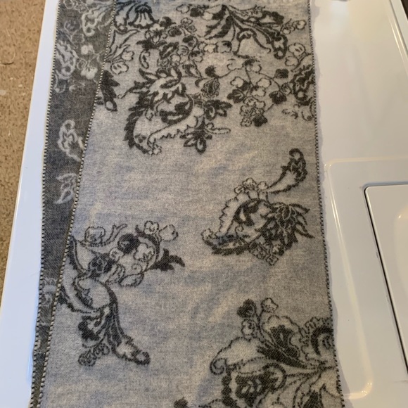 Super soft reversible scarf - Picture 2 of 4